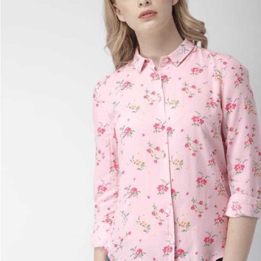 Levi’s Pink Floral Button Down Shirt Women’s Small 100% Viscose